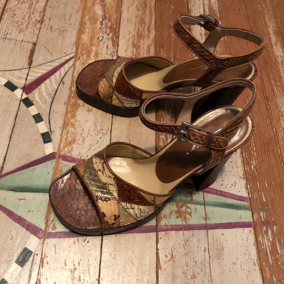 SHY Sandals - Picture 3 of 6